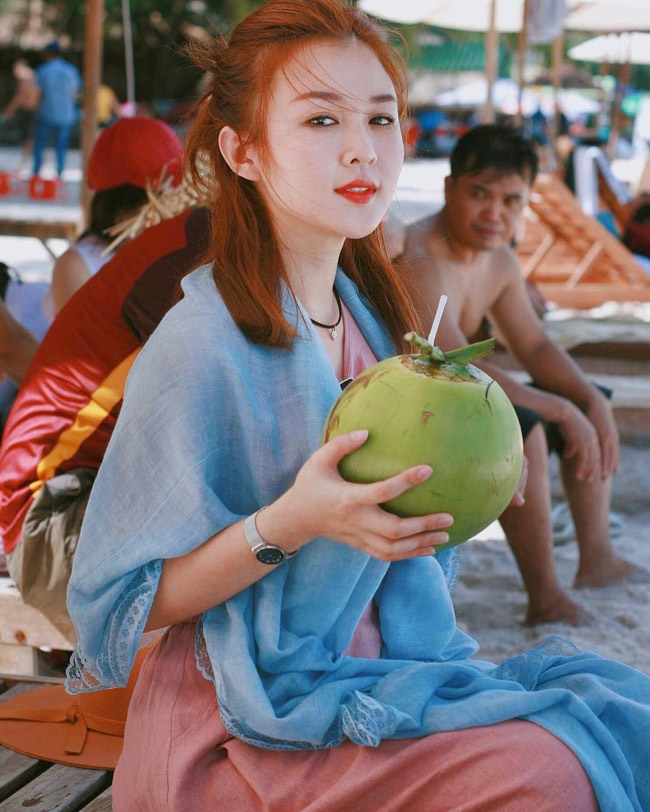 Tốt nghiệp khoa Giáo dục, trường Đại học Khoa học xã hội và Nhân văn nhưng&nbsp;Ribi Sachi lại chọn nghệ thuật là con đường đi trong tương lai.&nbsp;