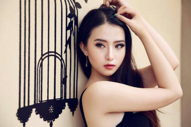 Vẻ lạnh lùng là điểm cuốn hút đặc biệt của Minh Trúc.&nbsp;