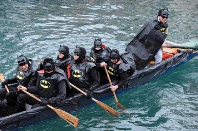 Hội &#34;Batman&#34; đang tổ chức đua thuyền.