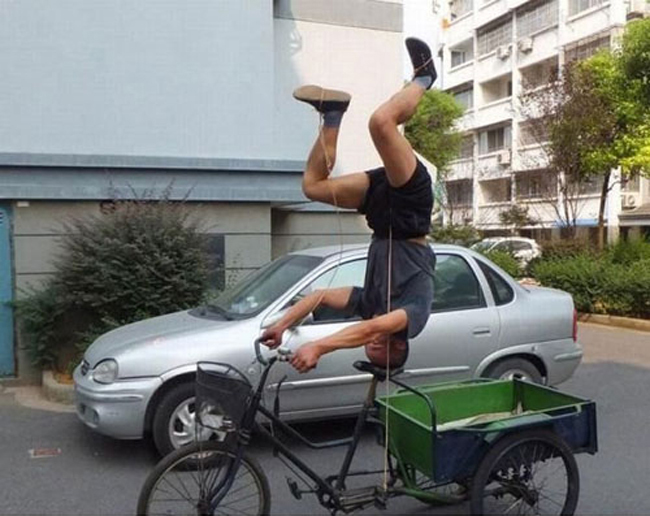 Đi xe cũng phải kiểu &#34;ngược đời&#34; mới chịu.