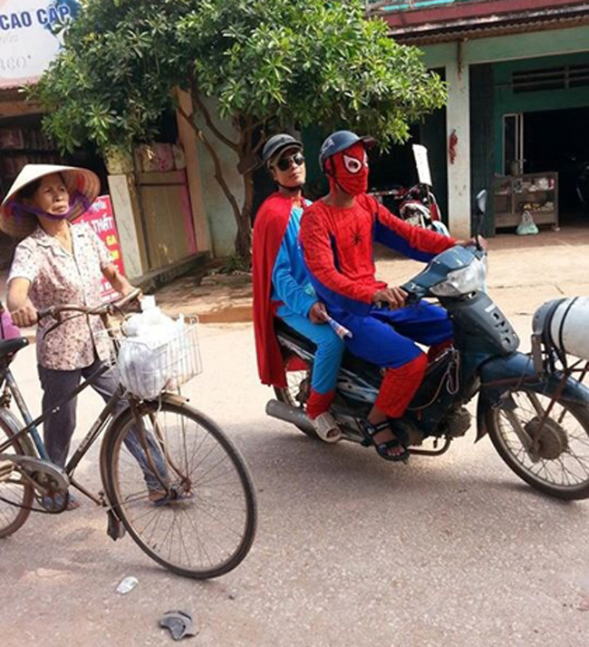 &#34;Super man&#34; và &#34;người nhện&#34; rủ nhau đi dạo phố.