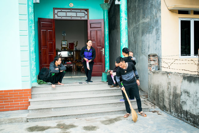 Lệ Rơi tranh thủ giúp mẹ dọn dẹp nhà cửa đón Tết. Anh được xem như &#34;cô con gái rượu&#34; trong nhà, thường xuyên cùng mẹ lo chuyện bếp núc, làm công việc lặt vặt.&nbsp;