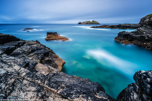 Bức ảnh này được chụp từ ngọn hải đăng Godrevy ở Cornwall. “Tôi thích đi đu lịch vì điều đó khiến tôi cảm thấy sống hết mình nhất”, nhiếp ảnh gia đến từ Italia nói.