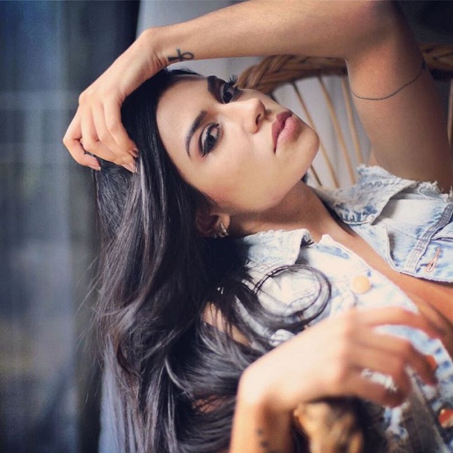 Cô nàng luôn gây thu hút với những shoot ảnh gợi cảm.