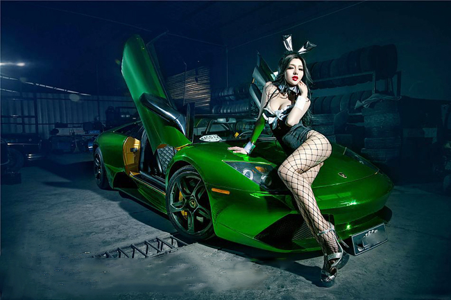 Siêu bò Lamborghini với màu xanh độc đáo, nhưng cũng chào thua trước thân hình sexy của người đẹp.