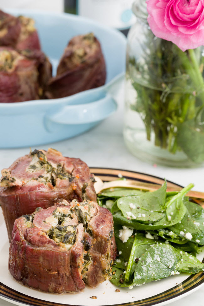 Thịt bò cuốn atisô và rau bina.