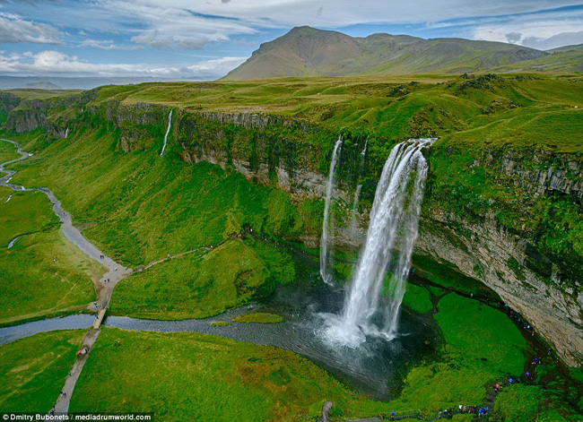 Khung cảnh tuyệt vời của một thác nước tại Iceland.