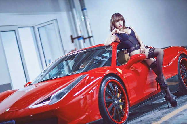 Tự tin tạo dáng trước ngựa hoang Ferrari