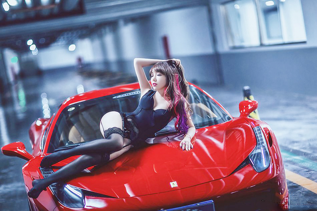 Siêu xe Ferrari cáu cạnh cũng chỉ làm nền cho vẻ đẹp sexy của chân dài tỏa sáng.