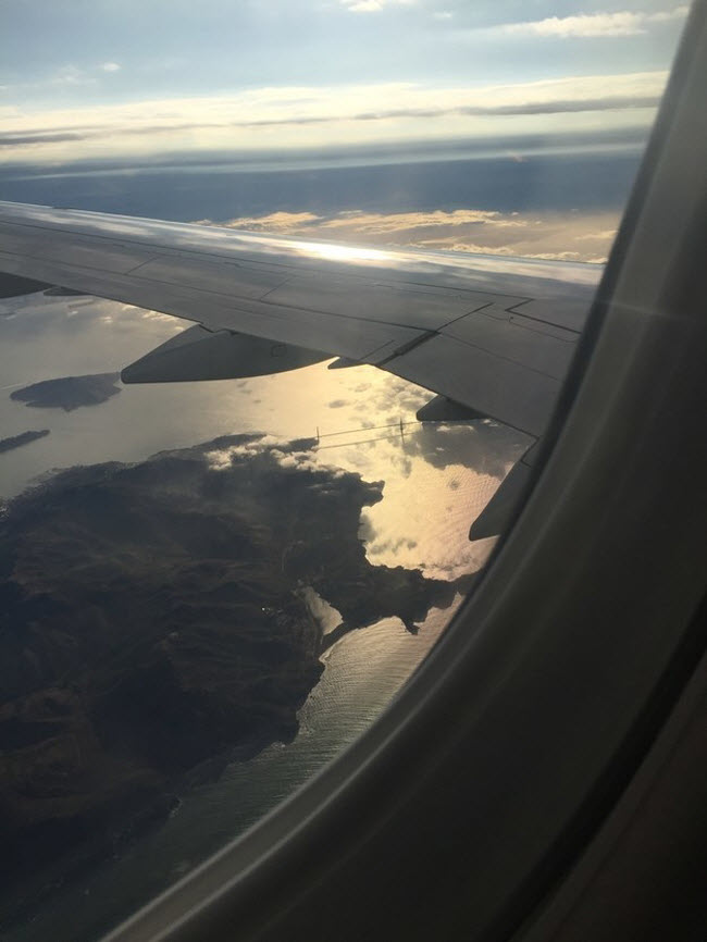 Cầu Cổng Vàng ở San Francisco trong rất nhỏ bé khi nhìn từ trên cao.