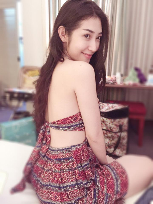 Với các trang phục đời thường, cô nàng thường xuyên chọn mặc áo hai dây để khoe làn da trắng nõn cùng vòng 1 sexy.