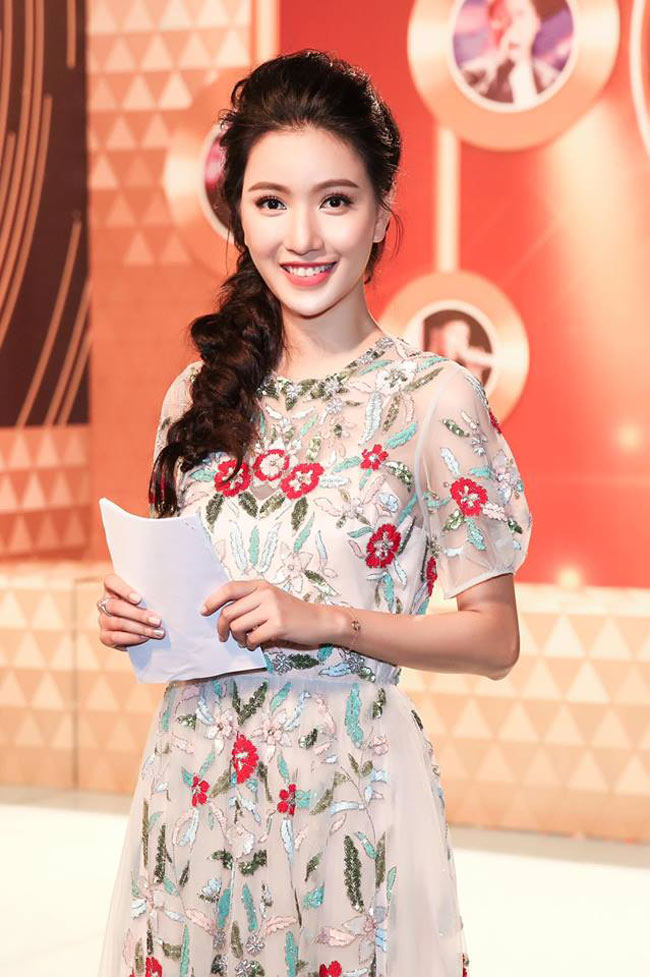 Cô gái sở hữu chiều cao ấn tượng hút mắt người nhìn trong những bộ đầm lộng lẫy.&nbsp;