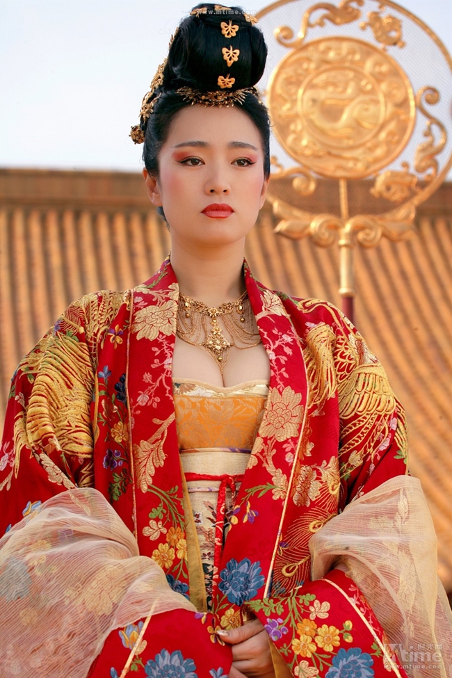 Minh tinh hàng đầu Trung Quốc – Củng Lợi không ngại “hở” khi đóng phim của Trương Nghệ Mưu.