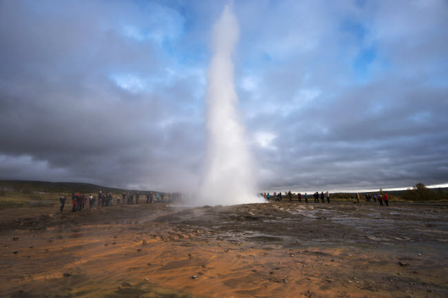 Mạch nước nóng Strokkur phun trào khoảng 10-20 phút/lần.