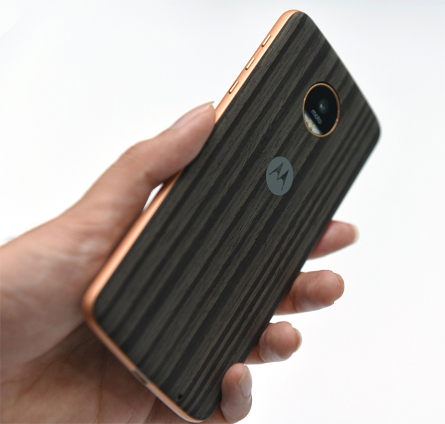 Moto Z vàng hồng vẫn mang hiệu năng mạnh mẽ của phiên bản Moto Z trước và có khả năng tích hợp với các Moto Mods &#40;Hasselblad True Zoom, Insta-share Projector, JBL Soundboost và Incipio OffGrid Power Pack&#41; để biến hóa độc đáo trong tích tắc.
