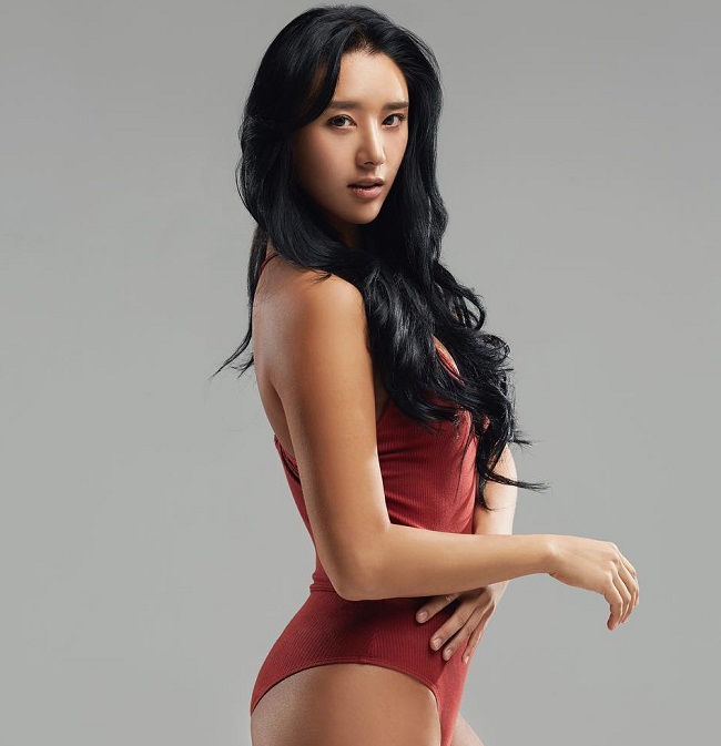 Cô nàng đa tài đảm nhận một lúc nhiều vai trò như người mẫu, huấn luyện viên thể dục thẩm mỹ, tay chơi golf chuyên nghiệp,&nbsp;blogger, MC truyền hình...