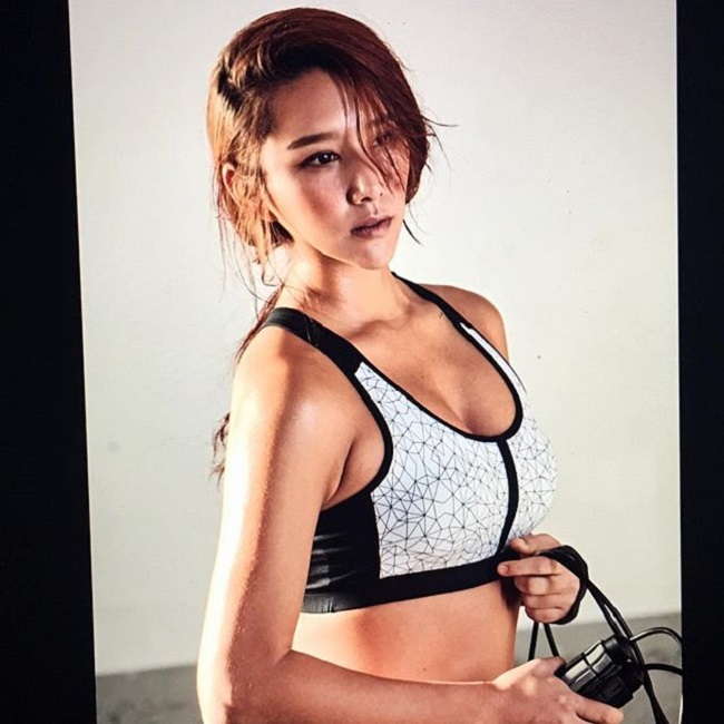 Areum Jung sở hữu hình thể đẹp xuất sắc nên nhanh chóng hút lượng fan lớn trên các trang mạng xã hội. Cô thường xuyên đăng tải ảnh tập thể dục trong trang phục gợi cảm và clip hướng dẫn tập.