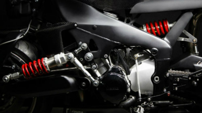 Khung gầm gốc của Yamaha R1 vẫn được giữ lại nhưng phần nối với cánh tay đòn trước đã được chỉnh sửa.