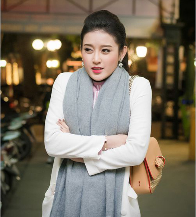 Dường như chiếc áo khoác và khăn ấm vẫn chưa đủ hâm nóng cho người đẹp.