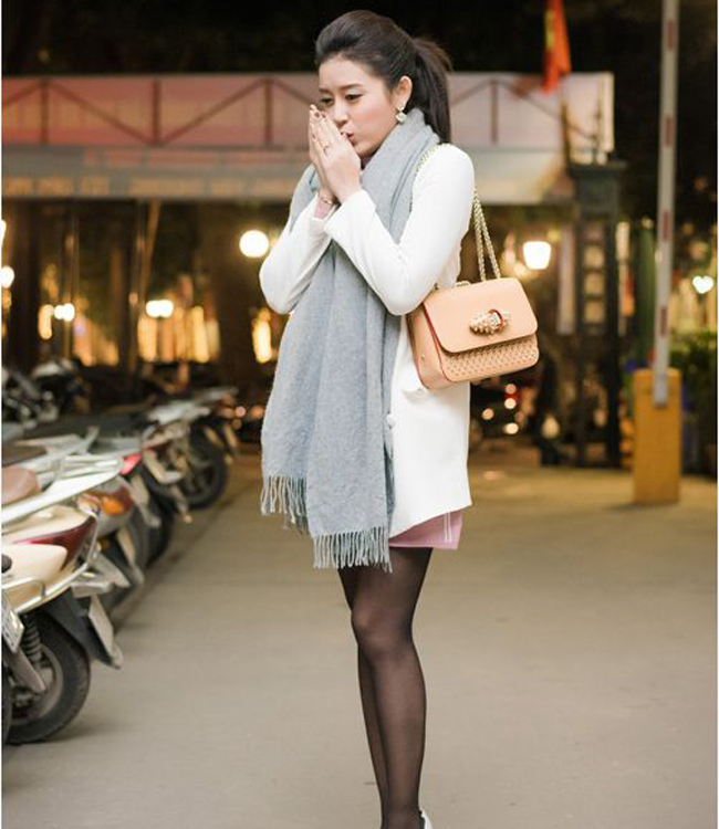 Á hậu Huyền My khoe chân dài gợi cảm trong tiết trời giá rét