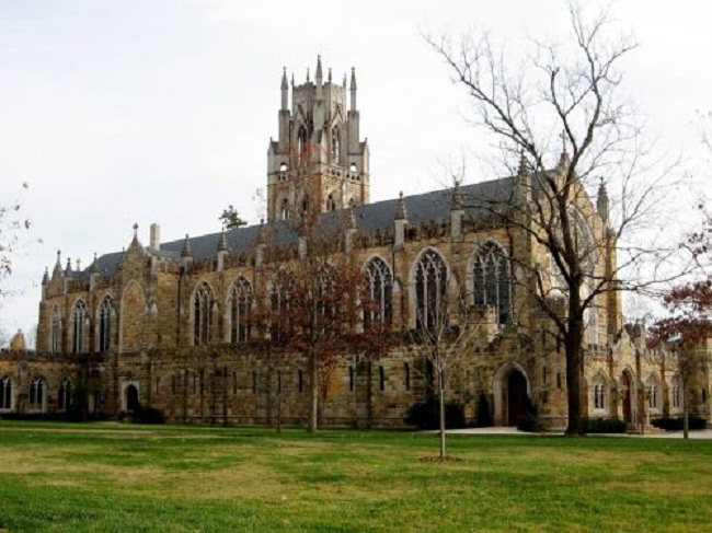 3. Sewanee: Đại học miền Nam:

Khuôn viên của trường mang đậm nét quyến rũ, có phần kỳ bí theo lối kiến trúc miền Nam. Những tòa nhà nổi bật trong trường là: All Saints và Williams Center Tennessee.