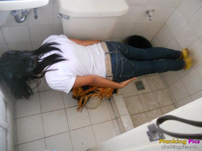 Phải vào WC chụp ảnh khoe bạn bè ngay.