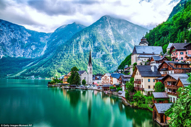 Được bao quanh bởi núi và hồ phẳng lặng, ngôi làng Hallstatt ở Áo có phong cảnh đẹp như tranh vẽ. Một công ty thậm chí đã xây dựng bản sao của ngôi làng này ở Trung Quốc.