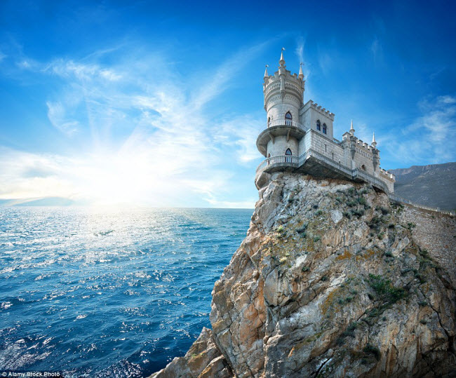 Lâu đài Swallow&#39;s Nest nằm trên vách núi tại quần đảo Crimea thuộc Nga, với hướng nhìn tuyệt đẹp ra Biển Đen.