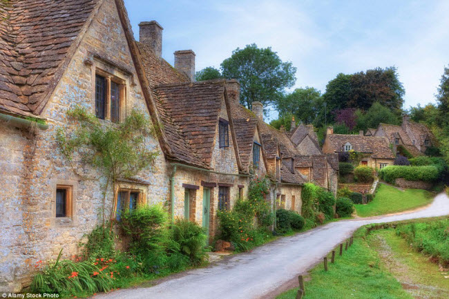 Mỗi năm có hàng nghìn du khách tới ngôi làng Cotswolds ở Bibury, Anh, để tham quan và chụp ảnh những ngôi nhà cổ đẹp như tranh vẽ dọc con đường Arlington Row.