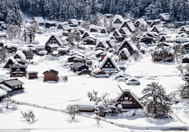 Với những ngôi nhà hình tam giác, ngôi làng hẻo lánh Shirakawa-go ở Nhật Bản đã được tổ chức UNESCO công nhận là di sản thế giới.