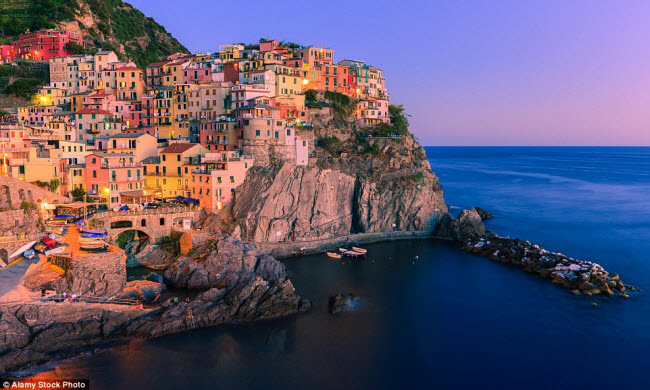 Những ngôi nhà nhiều màu sắc nằm trên vách núi ở Manarola, Italia. Nơi đây thu hút khoảng 2 triệu lượt du khách mỗi năm.