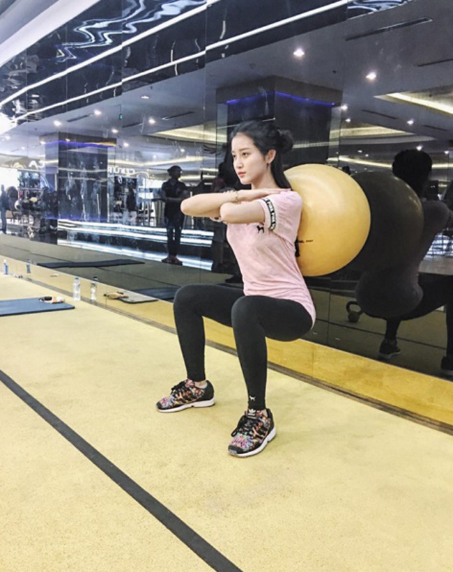 Trong khi Á hậu Huyền My lại chọn những bộ đồ dài rộng, kín đáo hơn.