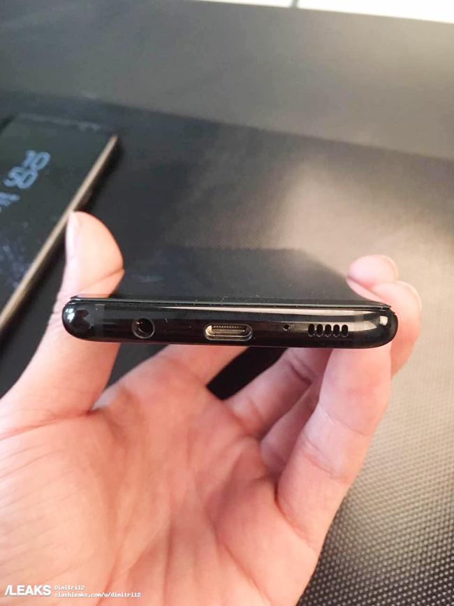 Bộ đôi smartphone cao cấp Galaxy S8 và S8 Plus vẫn giữ lại cổng tai nghe 3.5 mm ở cạnh dưới mà không tích hợp luôn vào USB Type-C. Bên cạnh đó là dải loa.