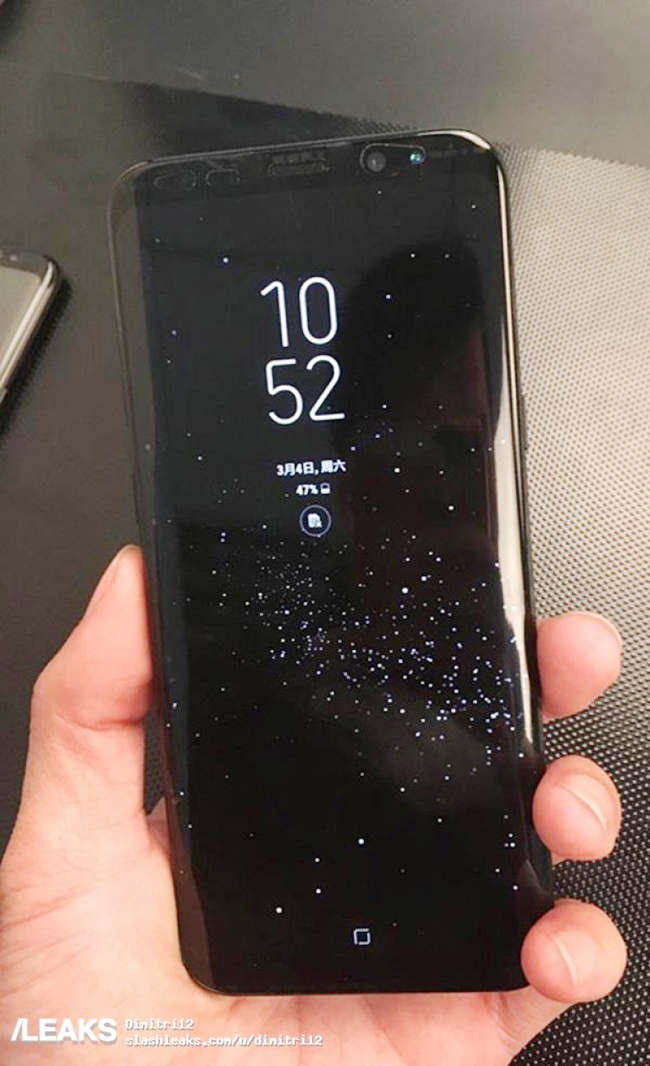 Mặt trước màn hình là một màu đen bóng, loại màn hình &#34;Infinity Display&#34;