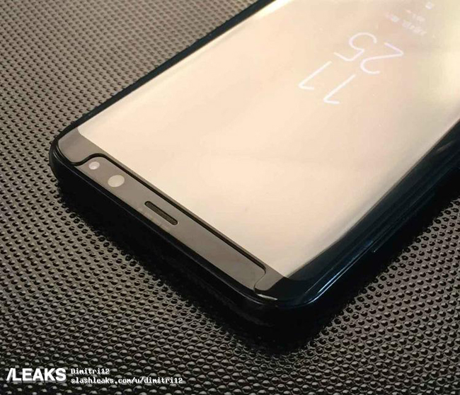 Máy có một nút chuyên dụng truy cập trợ lý ảo Bixby nằm bên cạnh trái. Khay SIM ở trên đỉnh máy. Dự kiến, Galaxy S8 sẽ ra mắt vào ngày 29/3 tới đây, bắt đầu nhận đặt hàng từ 10/4 và hàng sẽ lên kệ từ ngày 21/4.