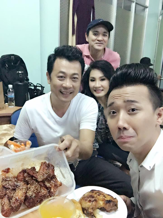 Cũng có những lúc anh gọi đồ ăn tới cùng ăn với các anh chị em đồng nghiệp khác.