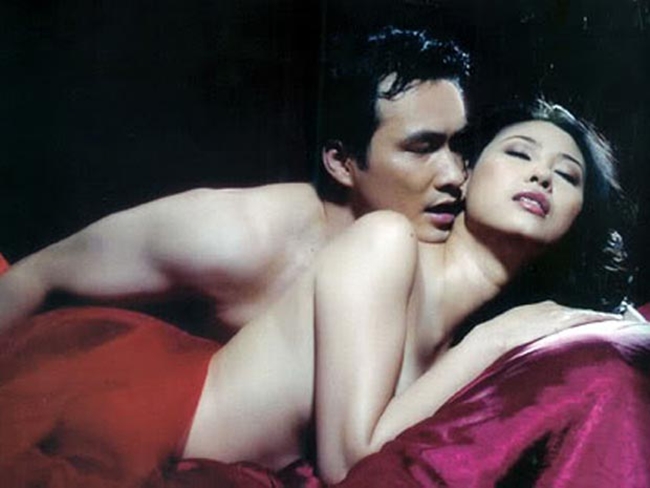 Hoa hậu Hà Kiều Anh diễn cảnh thân mật nóng bỏng cùng diễn viên Chi Bảo trong &#34;Đẻ mướn&#34;. Phim kể về đôi vợ chồng có cuộc sống hạnh phúc nhưng rơi vào cảnh hiếm muộn. Trong phim, Hoa hậu Việt Nam 1992 khoe trọn đường nét gợi cảm của người phụ nữ ở lứa tuổi chín muồi.