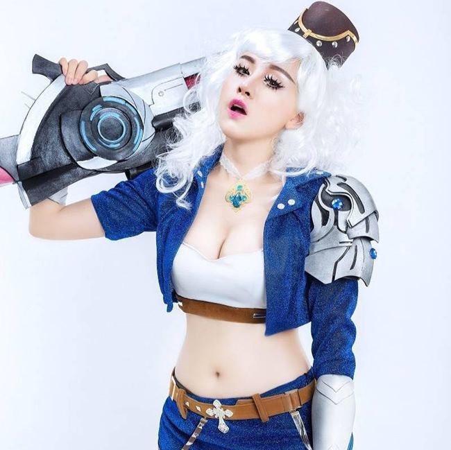 Huyền Anh cũng thường xuyên tham gia các bộ ảnh thời trang cosplay và được cư dân mạng like ủng hộ khá nhiều.&nbsp;