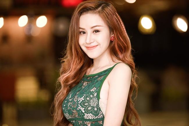 Bà Tưng ngày nào vẫn giữ được nét sexy khó cưỡng, vì vậy thế hệ hot girl&nbsp;nổi tiếng theo cách của cô cũng khó bì kịp.&nbsp;
