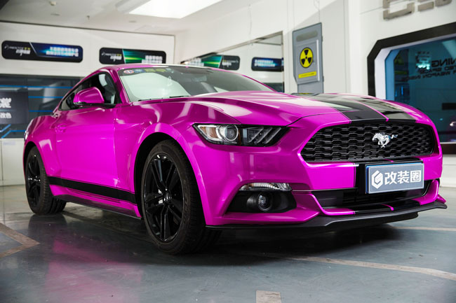 Ford Mustang thế hệ mới cũng ghi điểm nhờ khoang cabin sang trọng và thiết kế bắt mắt, độc đáo hơn rất nhiều, chưa kể đến xe còn có sự xuất hiện của hệ thống giải trí Sync 3 bản cập nhật mới nhất của Ford &#40;tính năng đã được hãng xe Mỹ giới từ năm ngoái&#41;, cải tiến hơn rất nhiều so với hệ thống MyFord Touch nhiều bất cập.