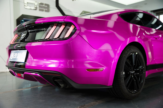 Chiếc xe cơ bắp và mạnh mẽ Ford Mustang bỗng chốc &#34;mềm nhũn&#34; trước vẻ đẹp sexy và bốc lửa của chân dài.