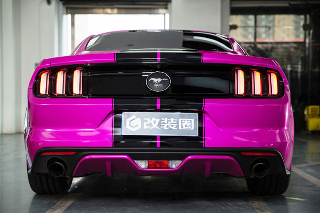 Phiên bản 2017 của&nbsp;Ford Mustang&nbsp;đã có những thay đổi điển hình gây không ít ngạc nhiên cho người hâm mộ. Thế hệ mới đã “trút bỏ&nbsp;bộ cánh màu cam” thay vào đó là khoác lên tấm áo màu xanh Deep Impact Blue – màu cũ của tương lai.