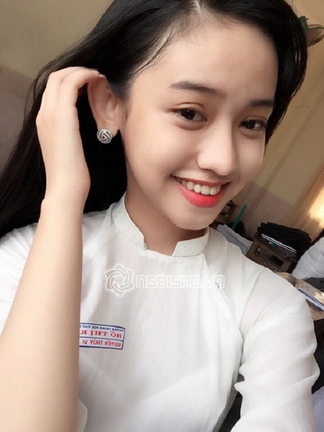 Trong thời gian còn học cấp 3 tại Cà Mau, Thúy Vi đã bắt đầu làm quen với dao kéo. Người đẹp từng chia sẻ :&#34;Vi phẫu thuật là khi 16 tuổi, lúc đó mình chỉ sửa mũi thôi. Mãi đến tận năm nay mình mới quyết định làm một cuộc phẫu thuật nhiều bộ phận bao gồm nhấn mí, sửa mũi, làm cằm, bơm ngực.&#34;