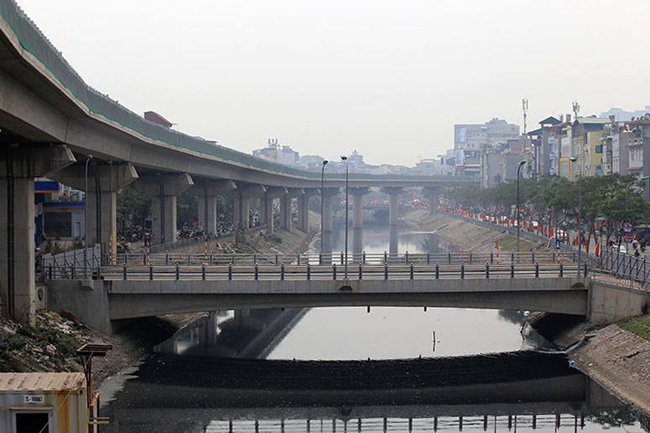 Đường sắt trên cao chạy qua sông Tô Lịch, sau đó chạy qua phố Hoàng Cầu ra ga Cát Linh.