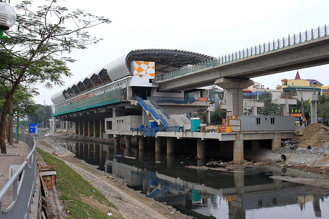 Ga Láng có vị trí đặc biệt khi nằm trên các cột trụ được xây giữa lòng sông Tô Lịch và nền đường Láng. Việc xây dựng nhà ga ở giữa lòng sông gặp khá nhiều khó khăn.