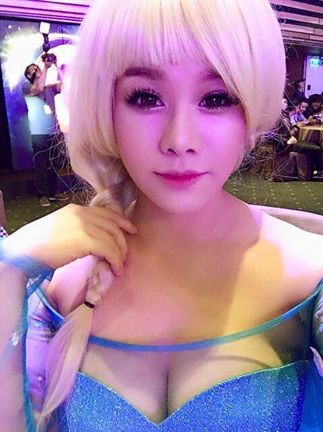 Trong một sự kiện, nữ ca sĩ hóa trang thành nữ hoàng băng giá Elsa &#40;nhân vật trong phim hoạt hình nổi tiếng Frozen&#41; với mái tóc vàng và bộ váy xanh kim tuyến lấp lánh.