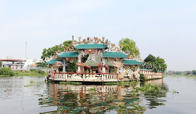 Miếu có vị thế độc đáo ở giữa dòng Vàm Thuật &#40;xưa gọi Bến Cát&#41;, bên bờ Tây là khu dân cư &#40;phường 5, Gò Vấp&#41;, bên bờ Đông là vùng chuyên canh &#40;phường An Phú Đông, quận 12&#41;, nối liền hai bờ Tây và Đông là hai bến đò Miếu Nổi và Bến Cát.&nbsp;
