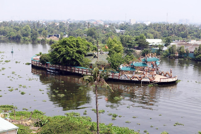 Nằm giữa sông Vàm Thuật, một nhánh của sông Sài Gòn, miếu Phù Châu hay còn gọi là Miếu Nổi &#40;thuộc phường 5, quận Gò Vấp, TP.HCM&#41; tồn tại như một ốc đảo giữa sông.&nbsp;