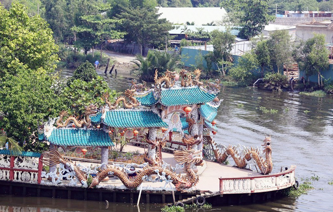Cách đây khoảng 300 năm, cồn đất có diện tích 2.500m2 vô cùng hoang sơ, cây dại mọc um tùm giữa sông nước. Tương truyền rằng vào thế kỷ 18 vào đêm nọ, một người đàn ông làm nghề chài lưới vô tình vớt được xác người phụ nữ ở thượng nguồn trôi về bèn đắp mộ trên cù lao này để&nbsp; thờ cúng cho oan hồn người đã khuất. Cũng từ đó cuộc sống của người đàn ông này cũng khấm khá hơn. Về sau, ngư dân từ khắp nơi đi qua khúc sông này đều tới thắp hương, cầu phúc trước ngôi mộ với hy vọng sẽ có nhiều tôm cá, thuyền ghe thuận lợi đi về. Rồi mọi người trong vùng đã bảo nhau góp công của xây dựng ngôi miếu to hơn, đề phòng những lúc nước to, lũ lớn.