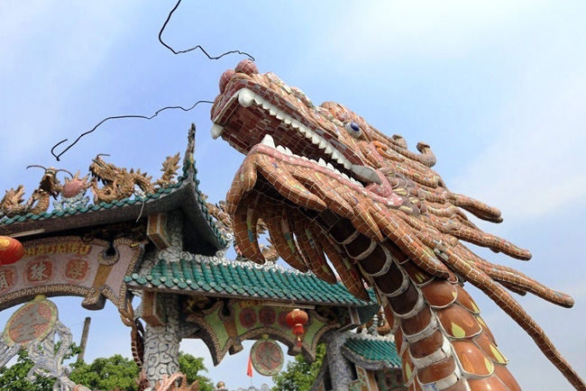 Ở ngay cổng vào là đôi rồng làm bằng đá cẩm thạch uốn lượn theo thế &#34;song long đối đầu&#34;.&nbsp;